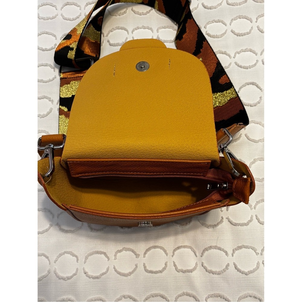 Made In Italy Leather cross-body bag with flap and Camo Interchangeable Strap - Picture 7 of 9